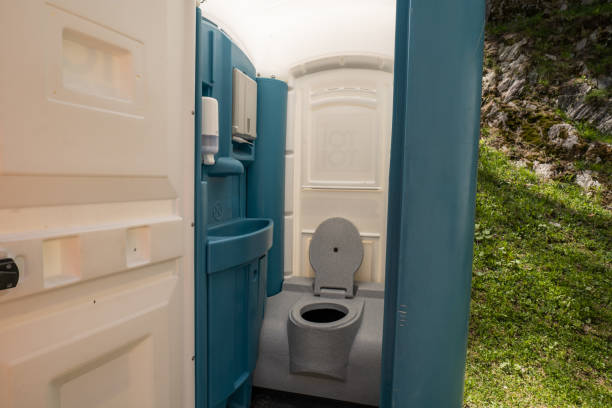 Best Portable bathroom rental  in Saranac, MI
